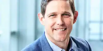 Mike Grams director de operaciones Starbucks