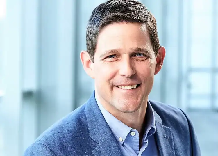 Mike Grams director de operaciones Starbucks