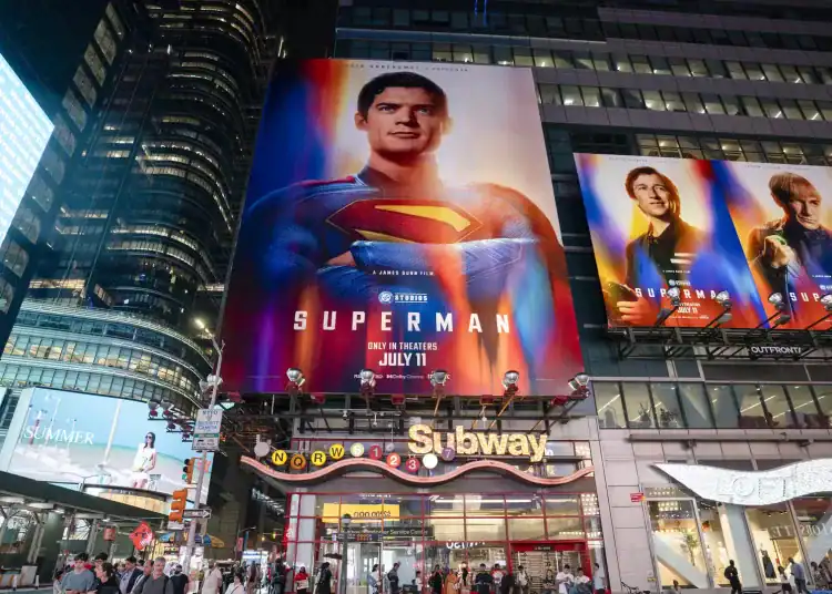 "Superman" Recauda $314.5 Millones y Se Impone en Taquillas Globales