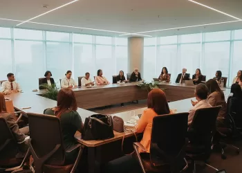 Asistentes al encuentro de prensa con editores económicos