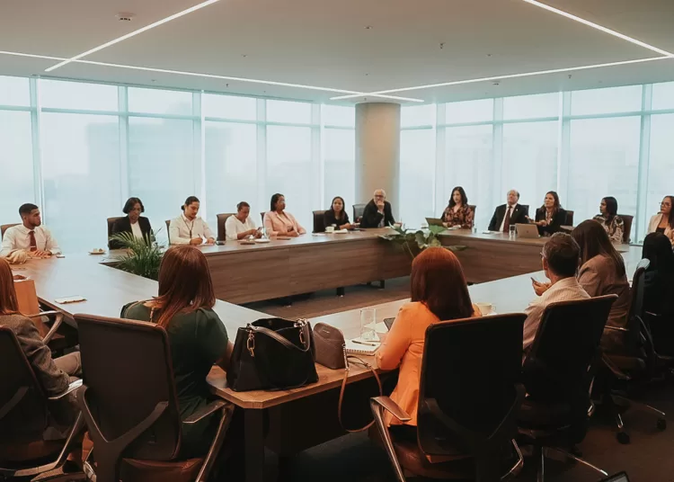 Asistentes al encuentro de prensa con editores económicos