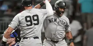 Trent Grisham saluda a Aaron Judge luego de su jonrón con bases llenas.