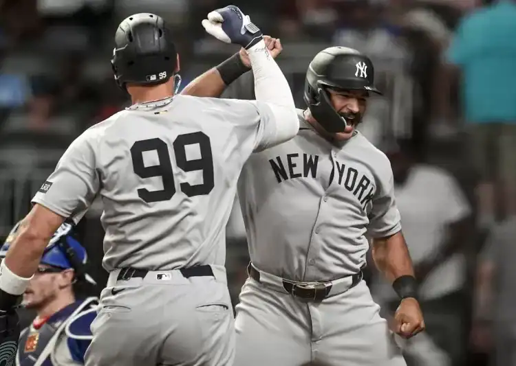 Trent Grisham saluda a Aaron Judge luego de su jonrón con bases llenas.