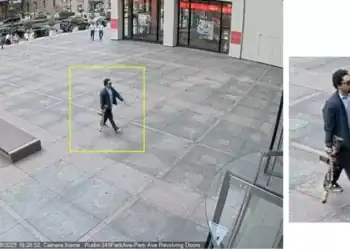 El sospechoso fue captado por las cámaras de seguridad a la entrada del edificio.