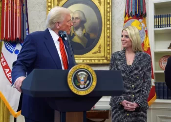 El presidente estadounidense Donald Trump da la bienvenida a Pam Bondi antes de que preste juramento como secretaria de Justicia, en la Oficina Oval de la Casa Blanca, en Washington, el miércoles 5 de febrero de 2025.