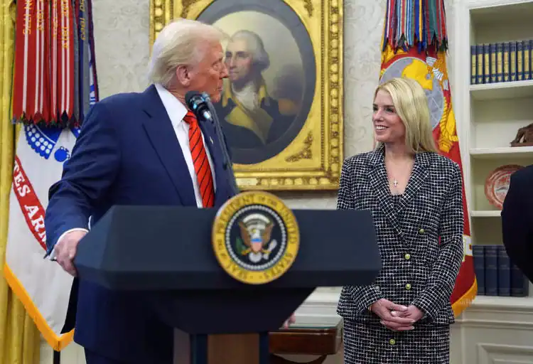 El presidente estadounidense Donald Trump da la bienvenida a Pam Bondi antes de que preste juramento como secretaria de Justicia, en la Oficina Oval de la Casa Blanca, en Washington, el miércoles 5 de febrero de 2025.