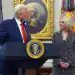 El presidente estadounidense Donald Trump da la bienvenida a Pam Bondi antes de que preste juramento como secretaria de Justicia, en la Oficina Oval de la Casa Blanca, en Washington, el miércoles 5 de febrero de 2025.