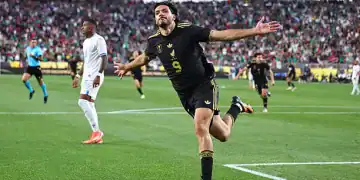 SANTA CLARA, CALIFORNIA - JULY 2: Raul Jimenez of Mexico celebrates after scoring a goal to make it 1-0 during the Gold Cup 2025 semi final match between Mexico and Honduras at Levi's Stadium on July 2, 2025 in Santa Clara, California. (Photo by Robbie Jay Barratt - AMA/Getty Images)