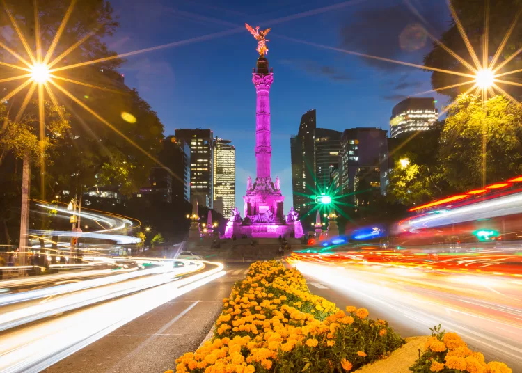 Ángel de la Independencia, Ciudad de México, DIARIO FINANCIERO, vía Shutterstock