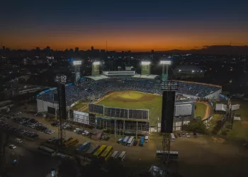 SANTO DOMINGO, REPÚBLICA DOMINICANA - 02 dic. 2018: Un paisaje del Estadio de Béisbol Quisqueya durante la puesta de sol en Santo Domingo, República Dominicana