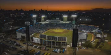 SANTO DOMINGO, REPÚBLICA DOMINICANA - 02 dic. 2018: Un paisaje del Estadio de Béisbol Quisqueya durante la puesta de sol en Santo Domingo, República Dominicana