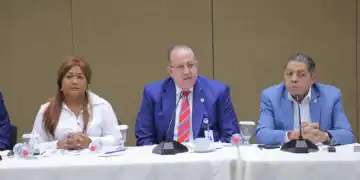 El ministro de Hacienda y Economía, Magín Díaz, en una reunión con diputados en el Congreso Nacional.EXTERNA