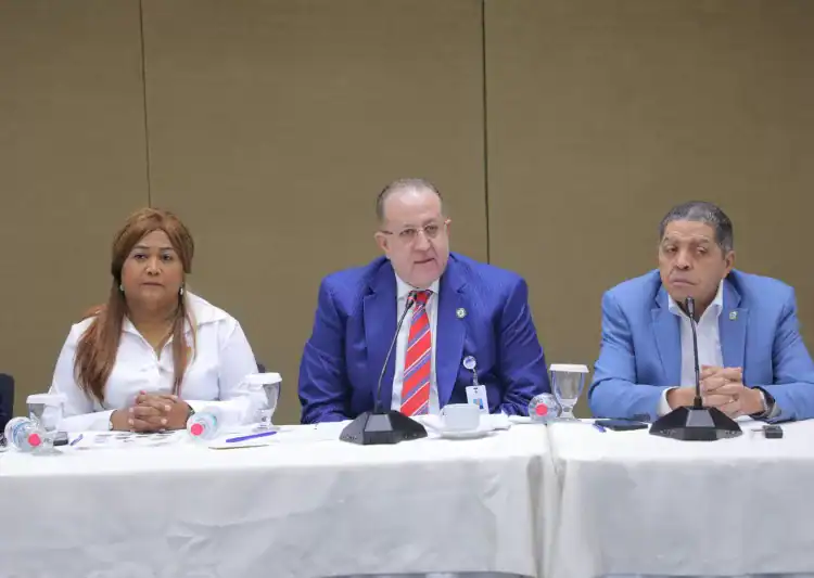 El ministro de Hacienda y Economía, Magín Díaz, en una reunión con diputados en el Congreso Nacional.EXTERNA