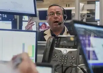 El comerciante de opciones Matthew Hefner trabaja en el piso de la Bolsa de Valores de Nueva York, el lunes 18 de agosto de 2025. (AP Photo/Richard Drew)