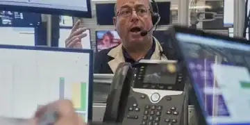 El comerciante de opciones Matthew Hefner trabaja en el piso de la Bolsa de Valores de Nueva York, el lunes 18 de agosto de 2025. (AP Photo/Richard Drew)