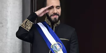(FILES) El Salvador's President Nayib Bukele salutes during the military parade after being sworn in at the National Palace in downtown San Salvador on June 1, 2024. El Salvador's ruling-party-dominated Congress is discussing indefinite presidential reelection on July 31, 2025, aiming towards President Nayib Bukele's continued presidency. This reform also proposes extending the term of office from five to six years. (Photo by Marvin Recinos / AFP)