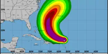 Imagen del Centro Nacional de Huracanes sobre la trayectoria de Erín este sábado