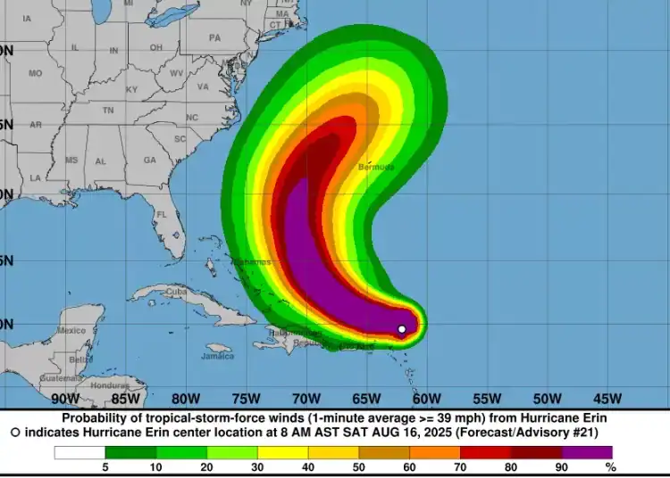 Imagen del Centro Nacional de Huracanes sobre la trayectoria de Erín este sábado