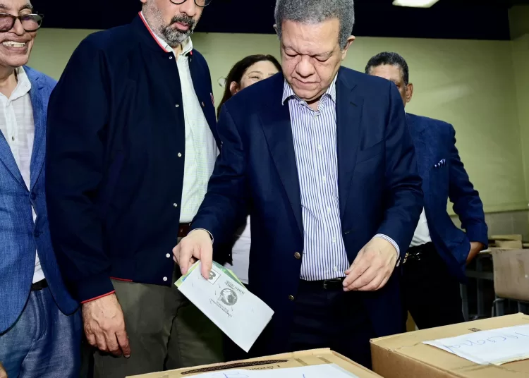 Leonel Fernández Vota en Internas de FP