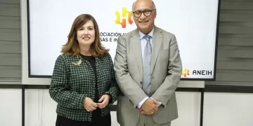 La presidenta de la Cámara Santo Domingo, Lucile Houellemont, y el presidente de ANEIH, Ángelo Viro