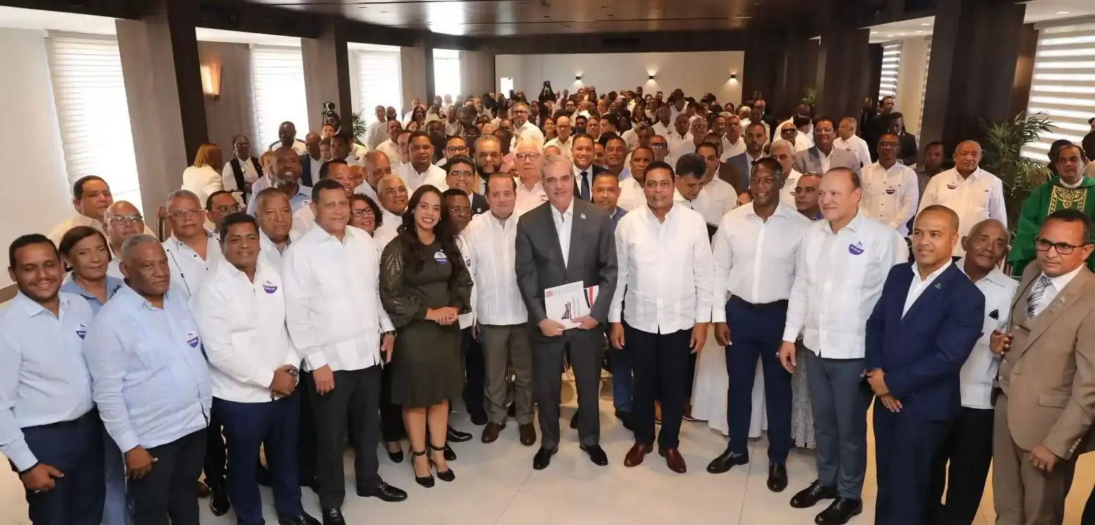 El anuncio se realizó durante una reunión de trabajo con alcaldes y directores municipales en la sede de la Liga Municipal Dominicana