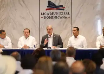 El presidente Abinader anunció los fondos durante una reunión con alcaldes en la Liga Municipal Dominicana.
