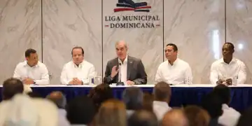 El presidente Abinader anunció los fondos durante una reunión con alcaldes en la Liga Municipal Dominicana.