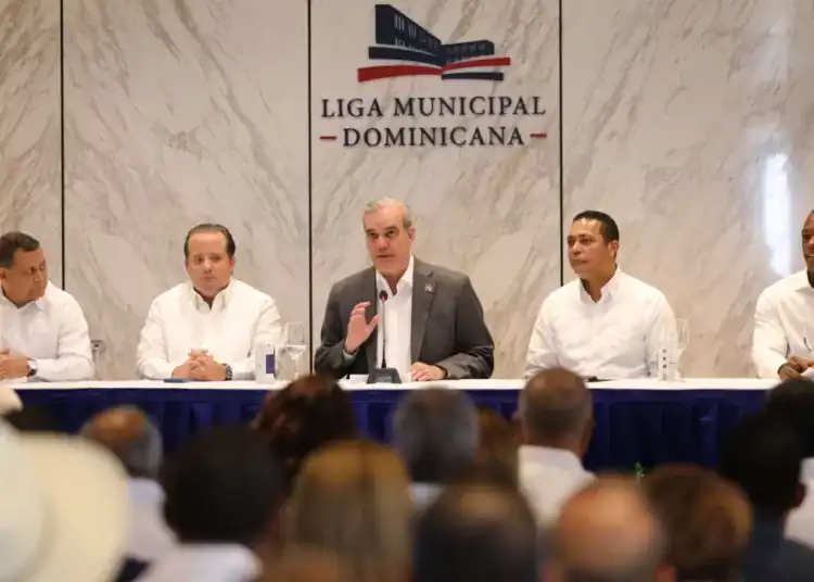 El presidente Abinader anunció los fondos durante una reunión con alcaldes en la Liga Municipal Dominicana.