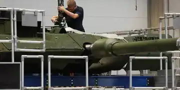 KASSEL, GERMANY - AUGUST 01: A worker installs a machine gun mount onto a Leopard 2A7 main battle tank at the KNDS heavy weapons factory on August 01, 2025 in Kassel, Germany. Germany is investing heavily in the modernization and expansion of the Bundeswehr, its armed forces. (Photo by Sean Gallup/Getty Images)