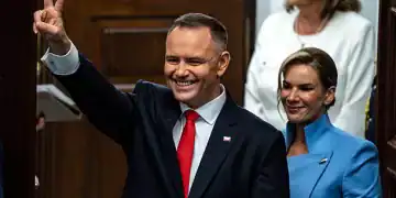 Karol Nawrocki, Poland's president, center, and his wife Marta Nawrocka, following his inauguration ceremony at the National Assembly in Warsaw, Poland, on Wednesday, Aug. 6, 2025. Nawrocki, the nationalist outsider who scored a shock victory in June's runoff for president, was inaugurated on Wednesday, setting up a battle with Tusk's pro-EU administration. Photographer: Damian Lemanski/Bloomberg via Getty Images