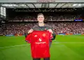 MANCHESTER, ENGLAND - AUGUST 9:   New Manchester United signing Benjamin Sesko poses with a team shirt prior to the pre-season friendly match between Manchester United and ACF Fiorentina at Old Trafford on August 9, 2025 in Manchester, England. (Photo by Ash Donelon/Manchester United via Getty Images)