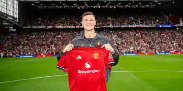 MANCHESTER, ENGLAND - AUGUST 9:   New Manchester United signing Benjamin Sesko poses with a team shirt prior to the pre-season friendly match between Manchester United and ACF Fiorentina at Old Trafford on August 9, 2025 in Manchester, England. (Photo by Ash Donelon/Manchester United via Getty Images)