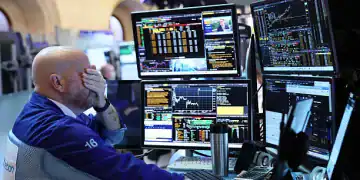 NEW YORK, NEW YORK - AUGUST 22: Traders work on the floor of the New York Stock Exchange during morning trading on August 22, 2025 in New York City. Stocks opened up high amid Federal Reserve Chair Jerome Powell’s speech at the annual Jackson Hole Economic Symposium with the Dow Jones leading the way opening up over 600 points.  (Photo by Michael M. Santiago/Getty Images)