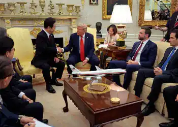 WASHINGTON, DC - AUGUST 25: U.S. President Donald Trump (R) shakes hands with President of South Korea Lee Jae Myung as they meet in the Oval Office at the White House on August 25, 2025 in Washington, DC. The two leaders discussed defense and trade issues. The two were also joined by Vice President JD Vance, Secretary of State Marco Rubio and Labor Secretary Howard Lutnick. (Photo by Chip Somodevilla/Getty Images)