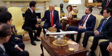 WASHINGTON, DC - AUGUST 25: U.S. President Donald Trump (R) shakes hands with President of South Korea Lee Jae Myung as they meet in the Oval Office at the White House on August 25, 2025 in Washington, DC. The two leaders discussed defense and trade issues. The two were also joined by Vice President JD Vance, Secretary of State Marco Rubio and Labor Secretary Howard Lutnick. (Photo by Chip Somodevilla/Getty Images)