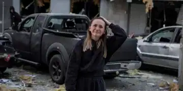 Una mujer cerca del lugar del ataque ruso, que dañó los edificios de apartamentos y el Consejo Británico. FOTO: STRINGER/REUTERS