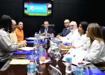 El doctor Jorge Subero Isa, presidente de la Comisión Consultiva para evaluar la construcción de un moderno estadio de béisbol, dirige los trabajos durante la tercera reunión celebrada este jueves en las oficinas de Lidom. Le acompañan el licenciado Vitelio Mejía Ortiz, presidente de la Liga y miembro de la comisión, el gerente general del Bandex, Juan Alberto Mustafá y los destacados juristas Olivo Rodríguez Huertas, Angélica Noboa Pagán, Elka Scheker Mendoza y Edgar Torres Reynoso, director ejecutivo de la Comisión. (FUENTE EXTERNA)