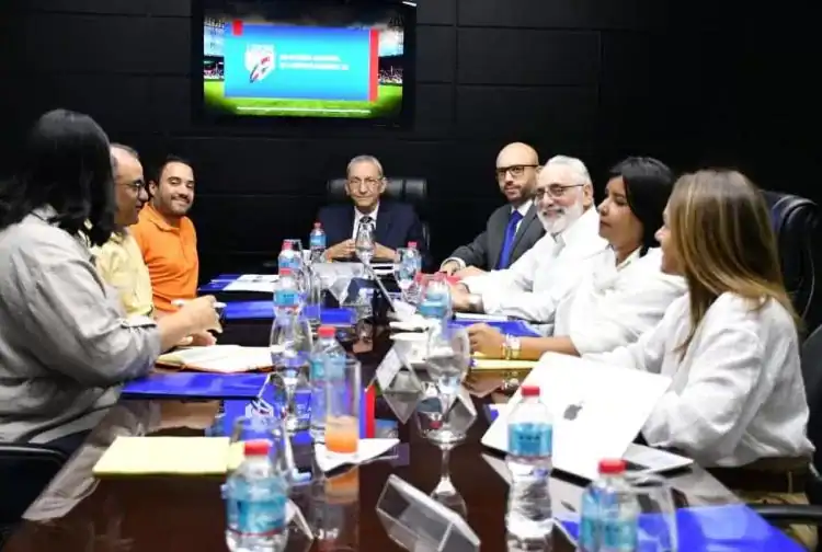 El doctor Jorge Subero Isa, presidente de la Comisión Consultiva para evaluar la construcción de un moderno estadio de béisbol, dirige los trabajos durante la tercera reunión celebrada este jueves en las oficinas de Lidom. Le acompañan el licenciado Vitelio Mejía Ortiz, presidente de la Liga y miembro de la comisión, el gerente general del Bandex, Juan Alberto Mustafá y los destacados juristas Olivo Rodríguez Huertas, Angélica Noboa Pagán, Elka Scheker Mendoza y Edgar Torres Reynoso, director ejecutivo de la Comisión. (FUENTE EXTERNA)