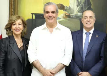 La Junta Directiva de la Cámara Oficial de Comercio de España en la República Dominicana (CAMACOES RD) se reunió recientemente con el presidente Luis Abinade