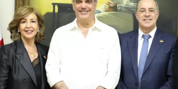 La Junta Directiva de la Cámara Oficial de Comercio de España en la República Dominicana (CAMACOES RD) se reunió recientemente con el presidente Luis Abinade