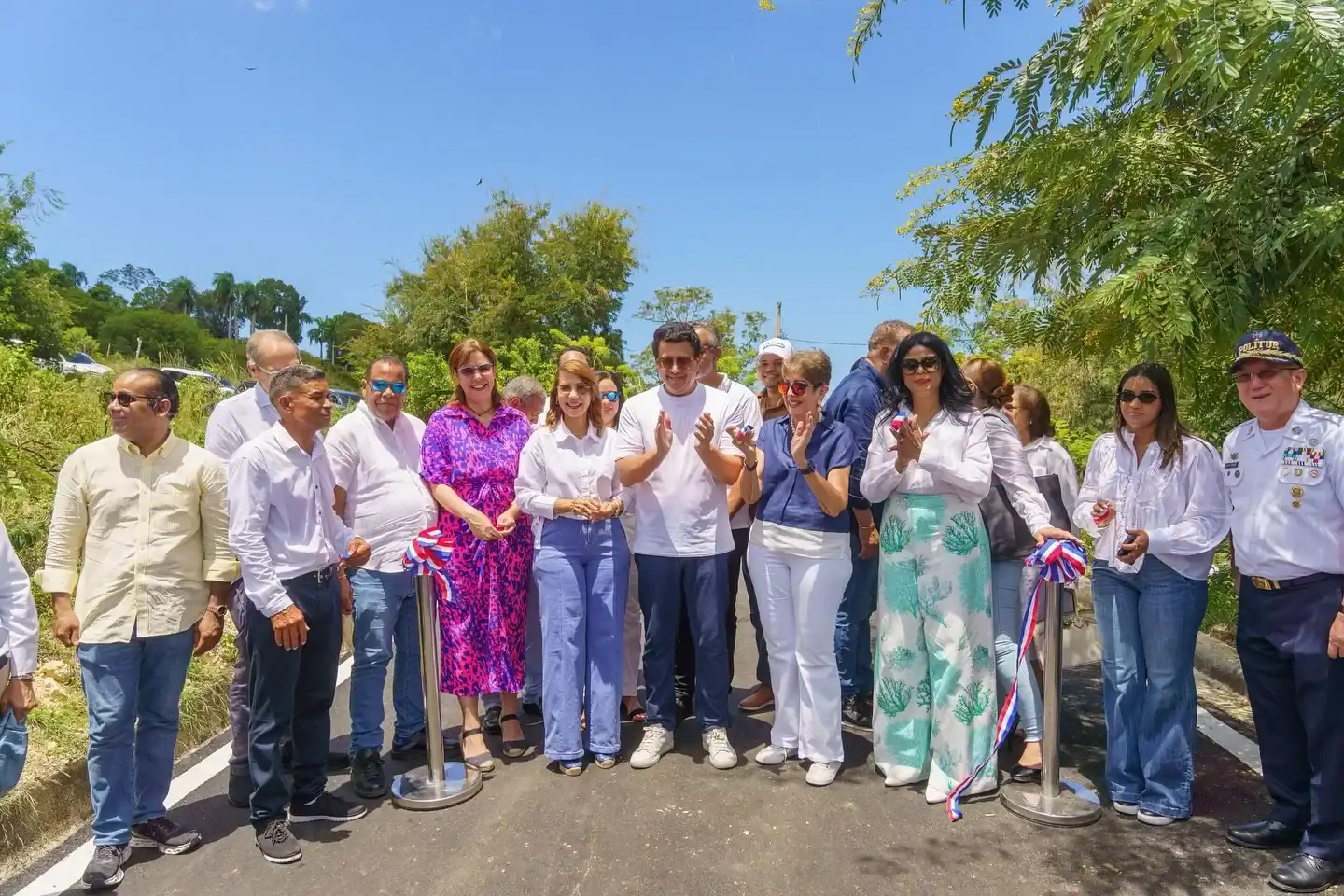 El ministro David Collado inauguró 4.35 km de vías asfaltadas con aceras, contenes y drenaje pluvial en Puerto Plata.