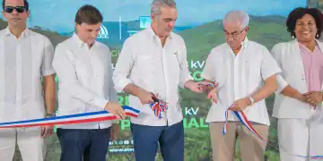 Abinader inaugura conexión de Pedernales al SENI con subestaciones y línea de transmisión 138 kV, marcando un hito energético histórico.