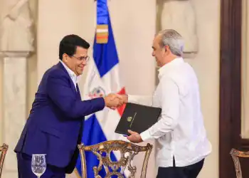 Luis Abinader y David Collado durante encuentro por terrenos del hotel santo domingo