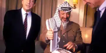 Adolfo Suárez fue el primer líder occidental en recibir oficialmente a Yasir Arafat.