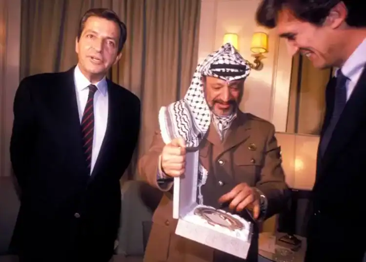 Adolfo Suárez fue el primer líder occidental en recibir oficialmente a Yasir Arafat.