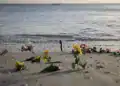 Flores en la playa durante un acto en memoria de los migrantes fallecidos en el mar realizada el 6 de febrero de 2025 en la playa de Mbao, en Senegal (PATRICK MEINHARDT)