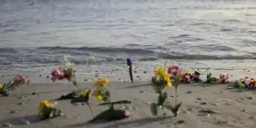 Flores en la playa durante un acto en memoria de los migrantes fallecidos en el mar realizada el 6 de febrero de 2025 en la playa de Mbao, en Senegal (PATRICK MEINHARDT)