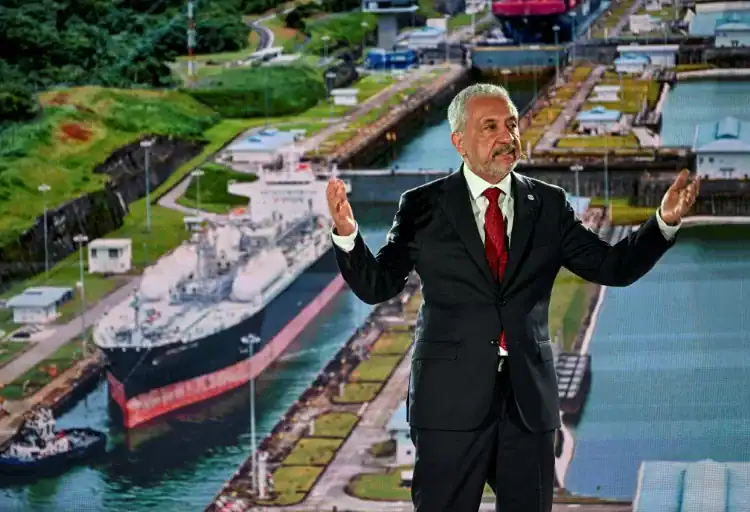 El administrador del canal de Panamá, Ricaurte Vásquez