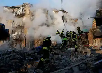 Rescuers work at the site of an apartment building which was hit by Russian missile and drone strikes, amid Russia's attack on Ukraine, in Kyiv, Ukraine August 28, 2025. REUTERS/Thomas Peter