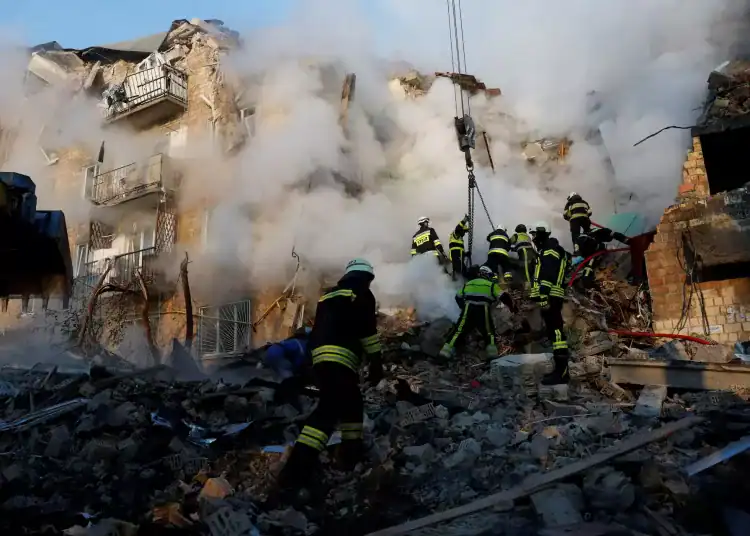 Rescuers work at the site of an apartment building which was hit by Russian missile and drone strikes, amid Russia's attack on Ukraine, in Kyiv, Ukraine August 28, 2025. REUTERS/Thomas Peter